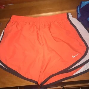 GOOD CONDITION NIKE SHORTS! SIZE ADULT SMALL!!!!!